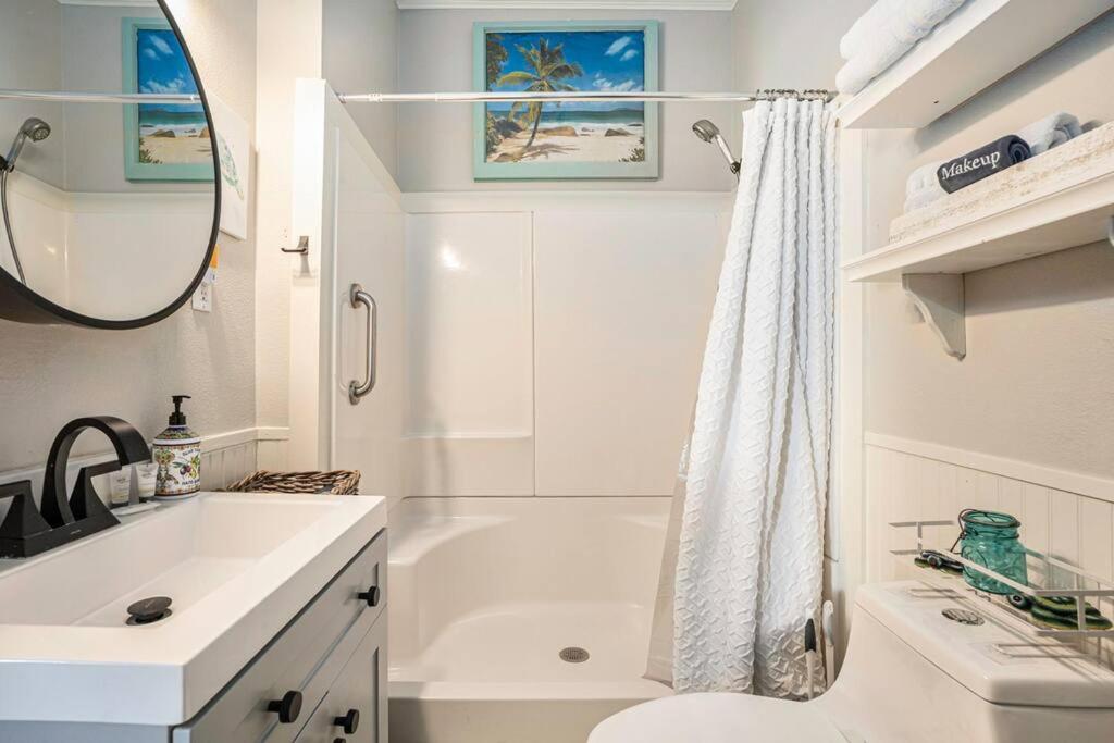 Beachy Bungalow! 2Bd, King Bed Galveston Exterior foto