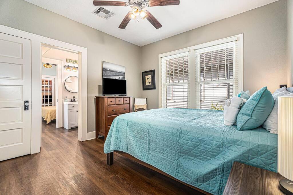 Beachy Bungalow! 2Bd, King Bed Galveston Exterior foto